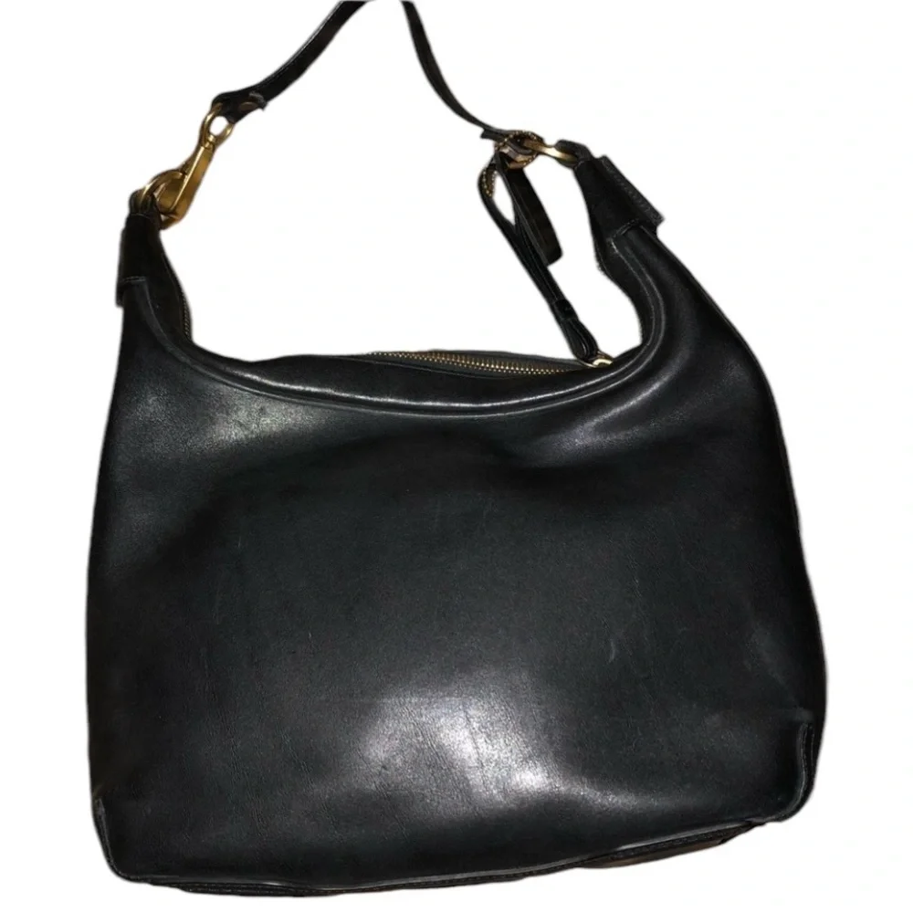Coach black leather shoulder bag like new , vintage great size not heavy